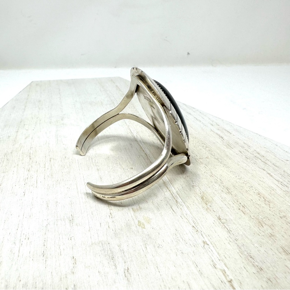E YAZZIE Navajo sterling silver, large onyx cuff bracelet, 47.2g - Picture 7 of 13